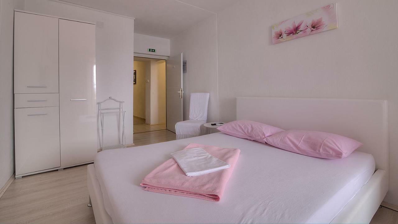 Apartments & Rooms Josephine Сень Екстер'єр фото