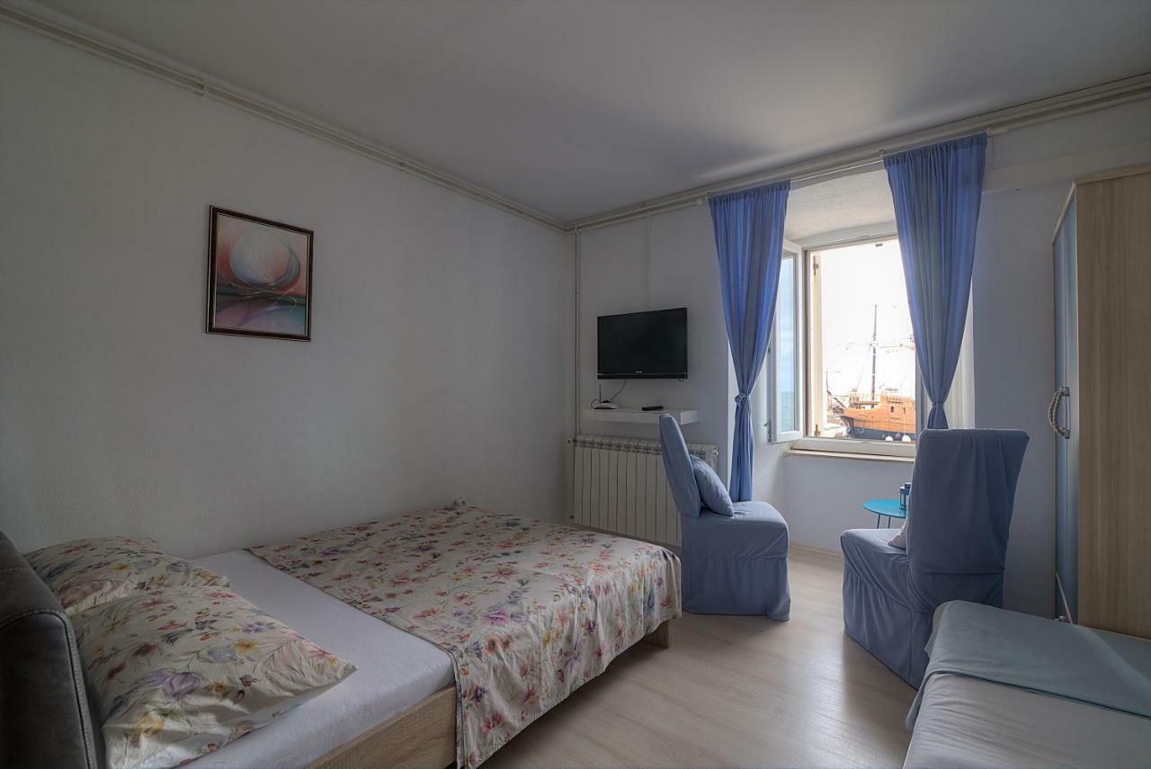 Apartments & Rooms Josephine Сень Екстер'єр фото