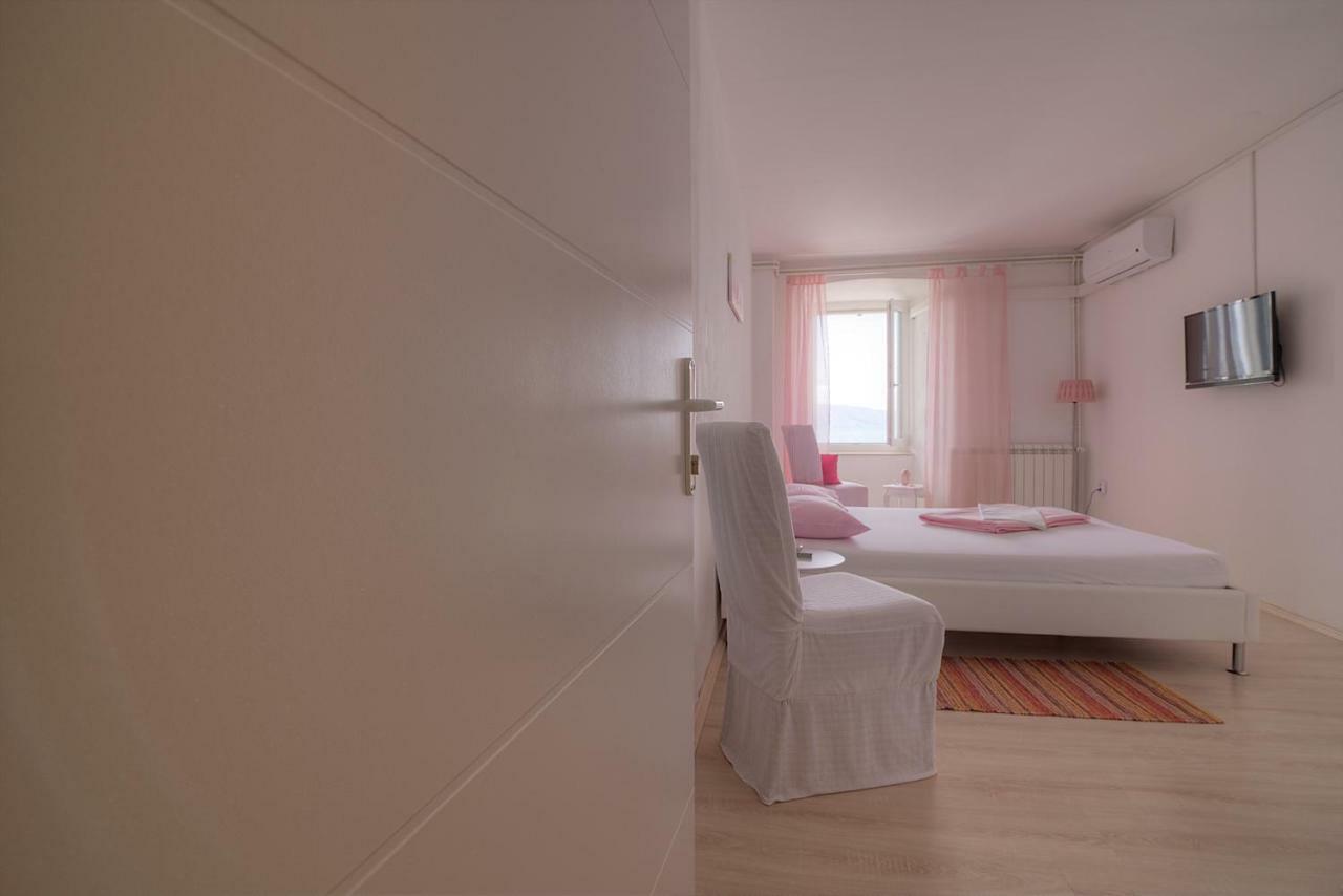 Apartments & Rooms Josephine Сень Екстер'єр фото